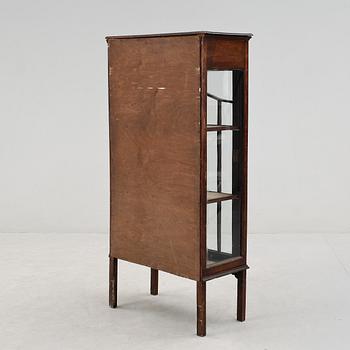 VITRINSKÅP, England, sent 1800-tal.