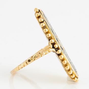 Ring, ovalformad, 18K guld med svart emalj och rosenslipad diamant, 1800-tal.