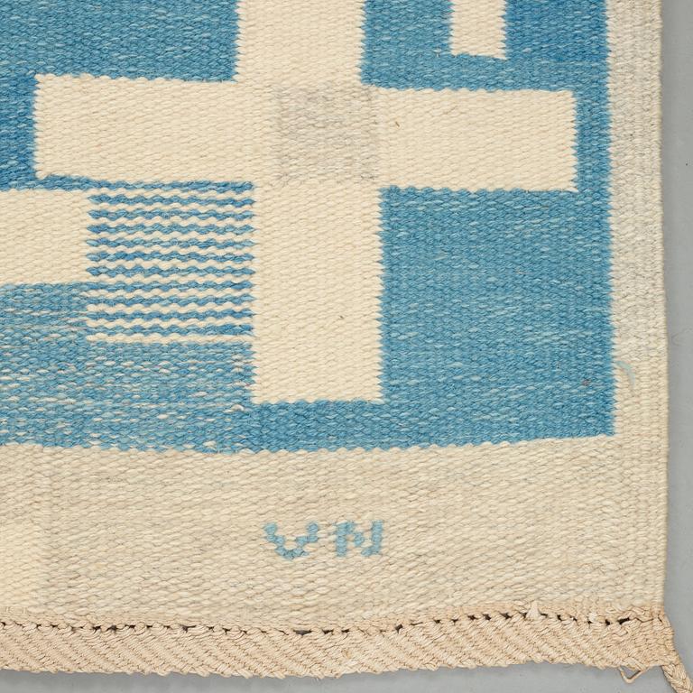 A CARPET, flat weave, ca 219 x 189 cm, signed KLH VN (Kristianstad läns hemslöjd, Veronica Nygren).