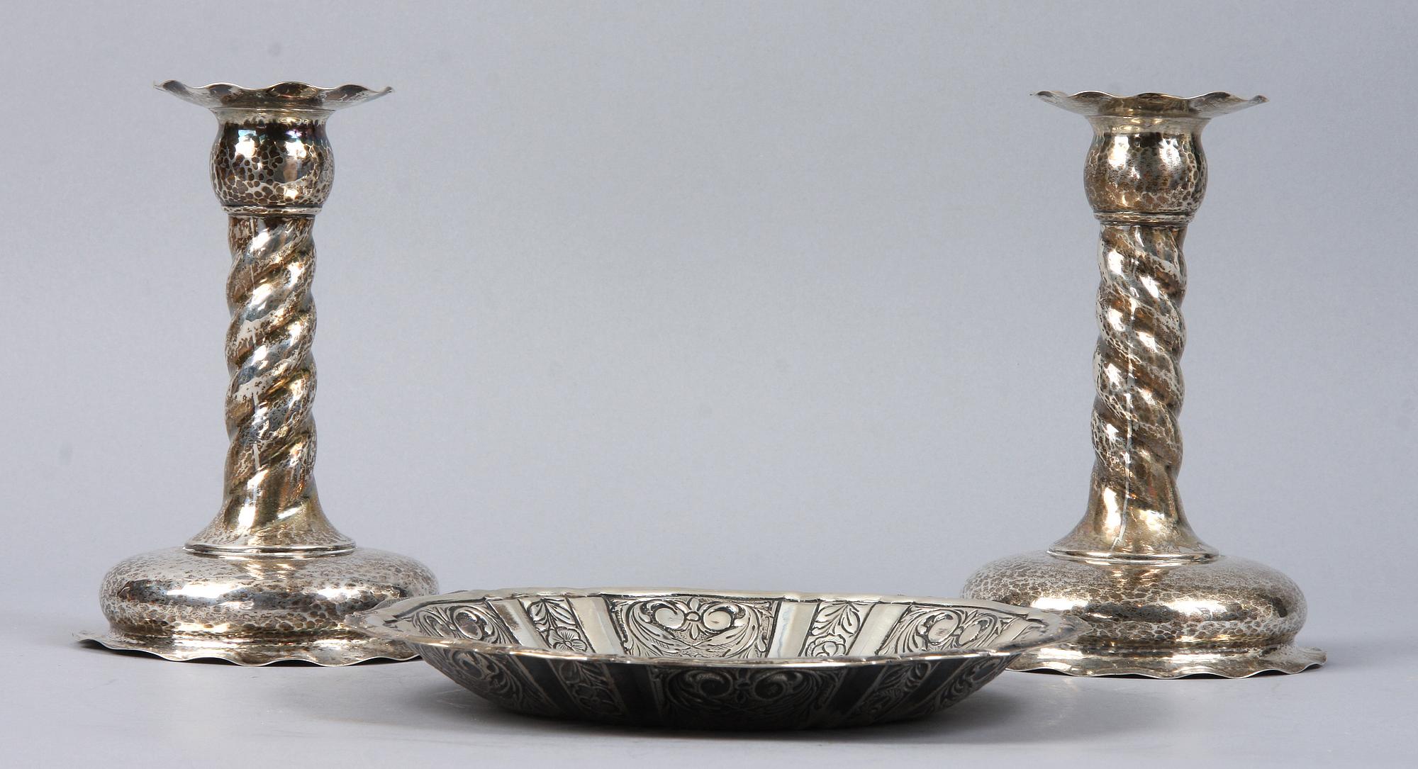 LJUSSTAKAR, ett par, samt FAT, silver, 1900-tal.