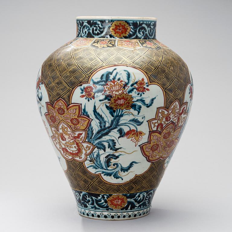 A JAPANESE IMARI URN, porcelain, 18th Century.