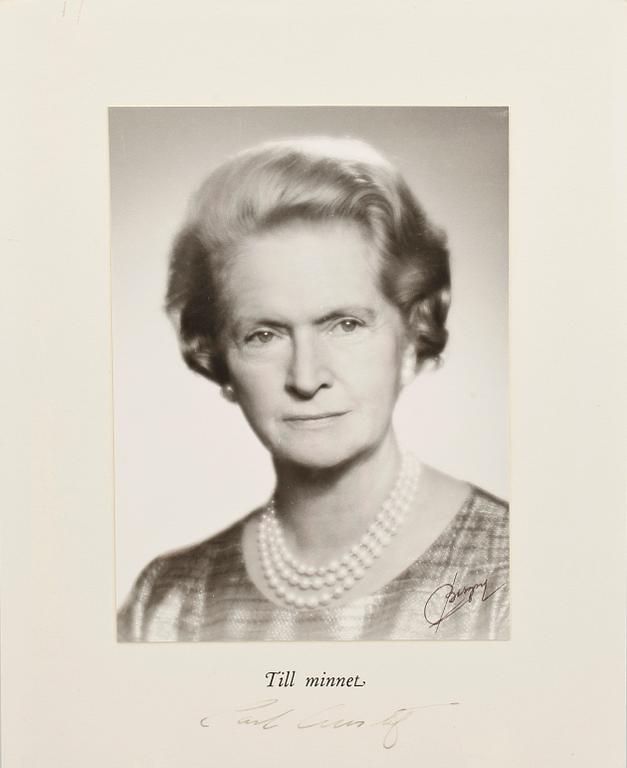 KUNGLIGA FOTOGRAFIER, 4 st, Sveriges kungahus, egenhändigt signerade. 1970-tal.