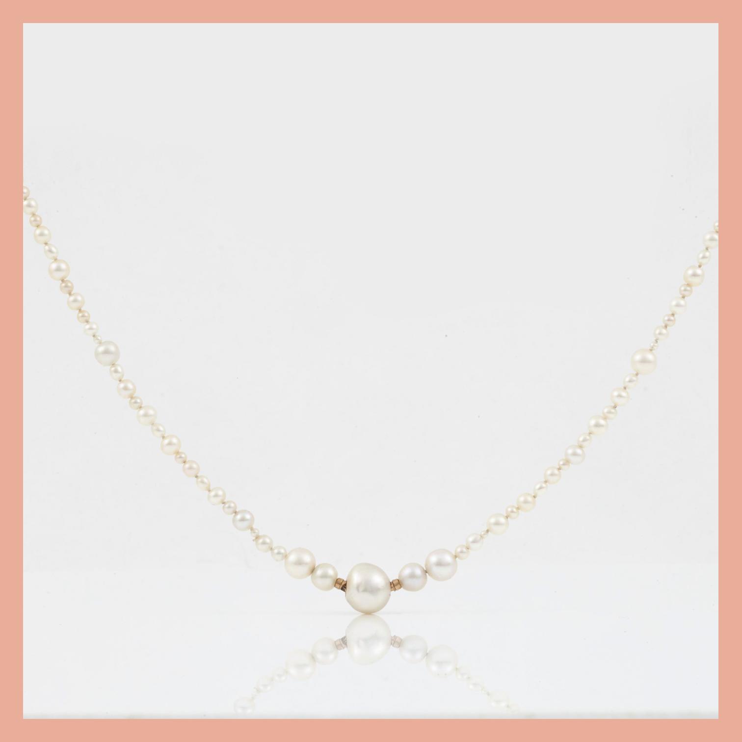 COLLIER med odlade samt troligen äkta pärlor i varierande storlekar. Ø 10 - 1.5 mm.