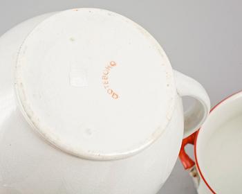 GRÖTSKÅL MED LOCK samt KANNA, porslin, Göteborg. 1900-talets första hälft.