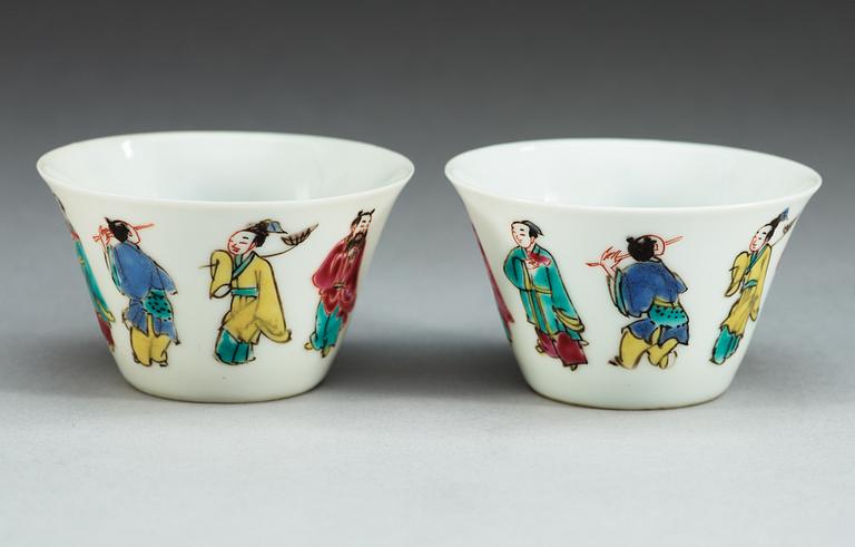 A pair of famille rose cups, late Qing dynasty, with Yongzhengs six character mark.