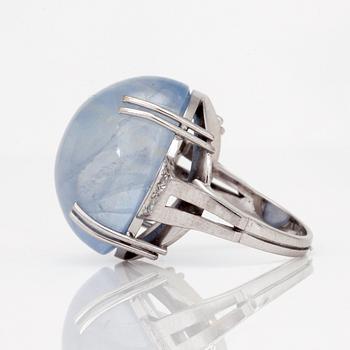 RING med obehandlad cabochonslipad safir, ca 55.00 ct, samt små åttkantslipade diamanter.