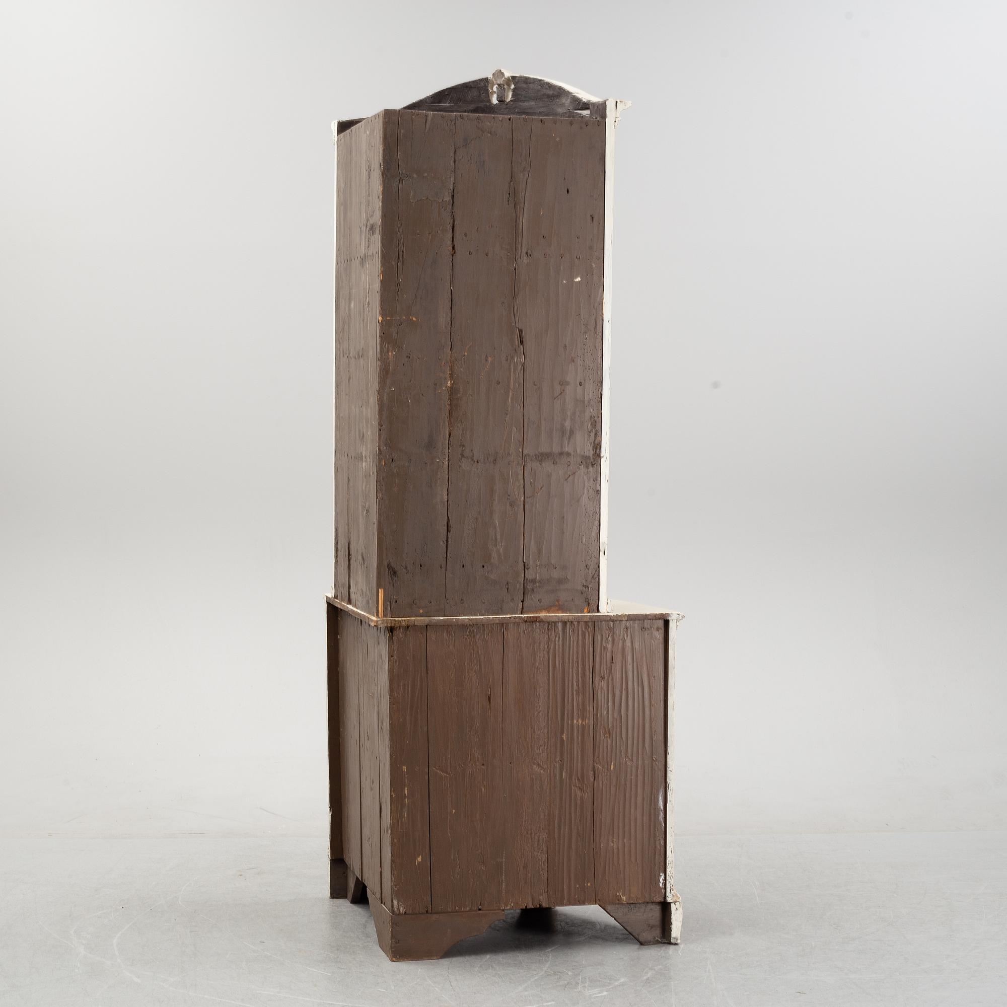 Hörnvitrinskåp, 1700-tal.