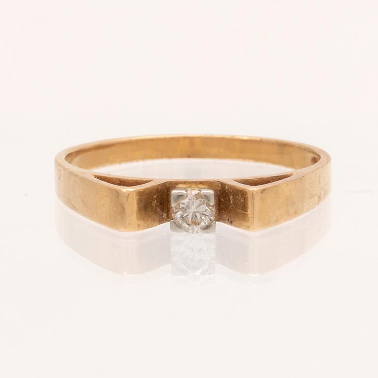 Ring 18K vitt och rött guld samt briljantslipad diamant.