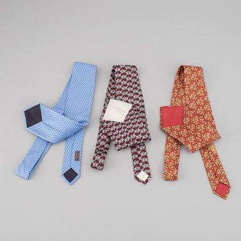 Hermès, 3 silk ties.