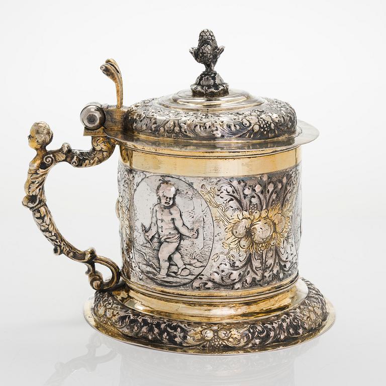 Juomakannu, hopea ja kullattu hopea, epäselvät leimat, todenn. Saksa, vuosisadan vaihde 1600/1700. Barokki.