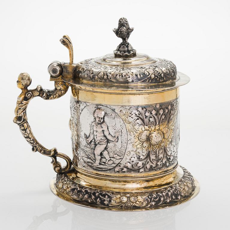 A parcel-gilt tankard, presumably German, with indistinct marks, around the turn of the 17th/18th century. Baroque.