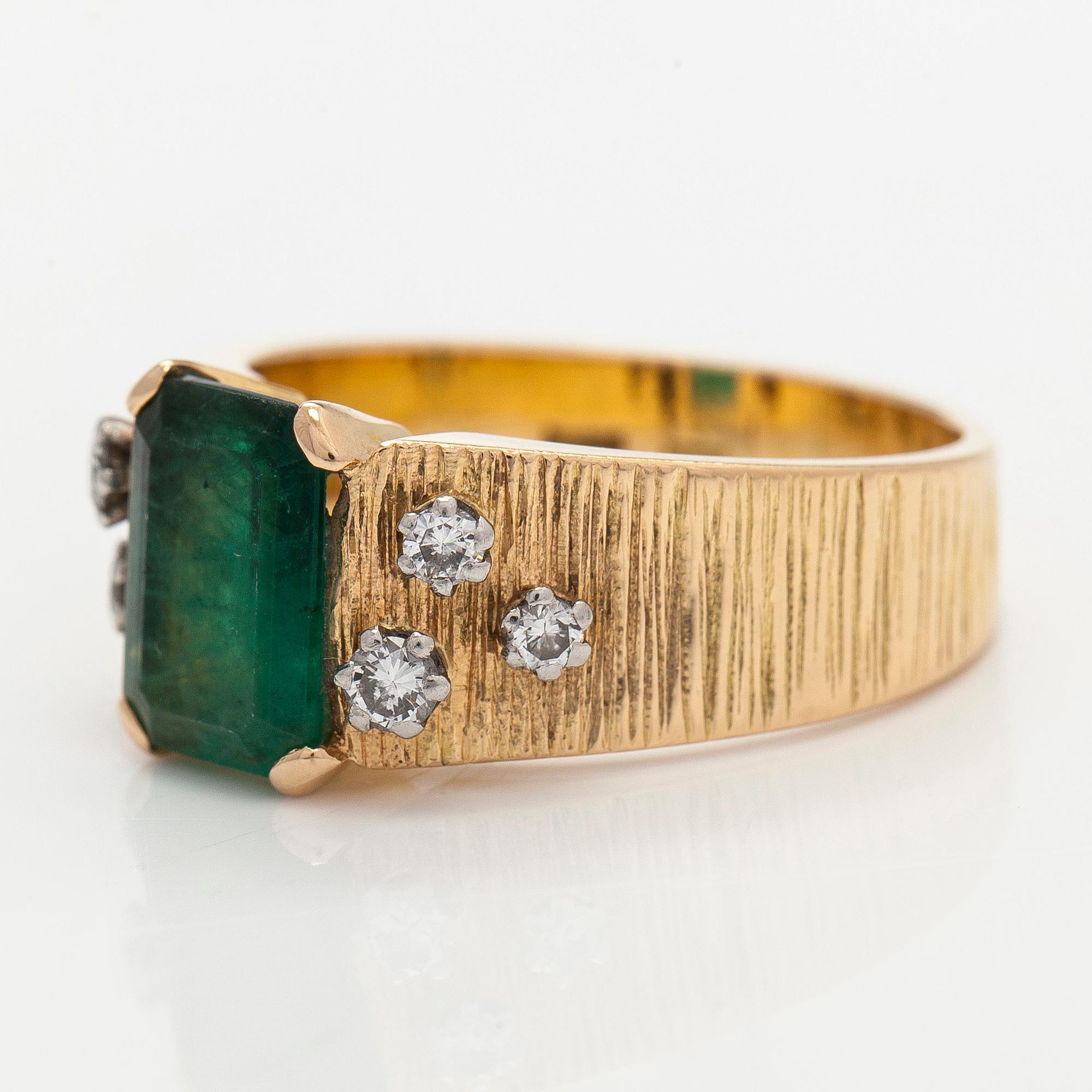 Sormus, 18K kultaa, smaragdi ja timantteja, Tukholma 1971.