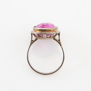 Tiara av silver med odlade pärlor och rosa fasetterat glas, ring av silver med syntetisk rosa safir, Hässleholm 1964.