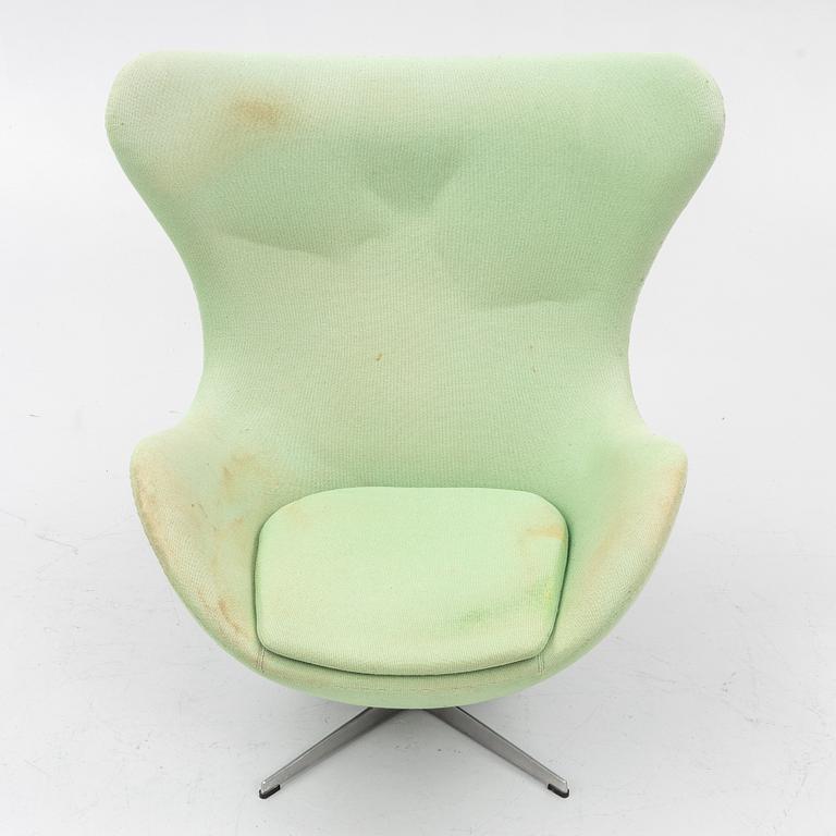 Arne Jacobsen, a swivel easy chair, 'The Egg', Fritz Hansen 1992.