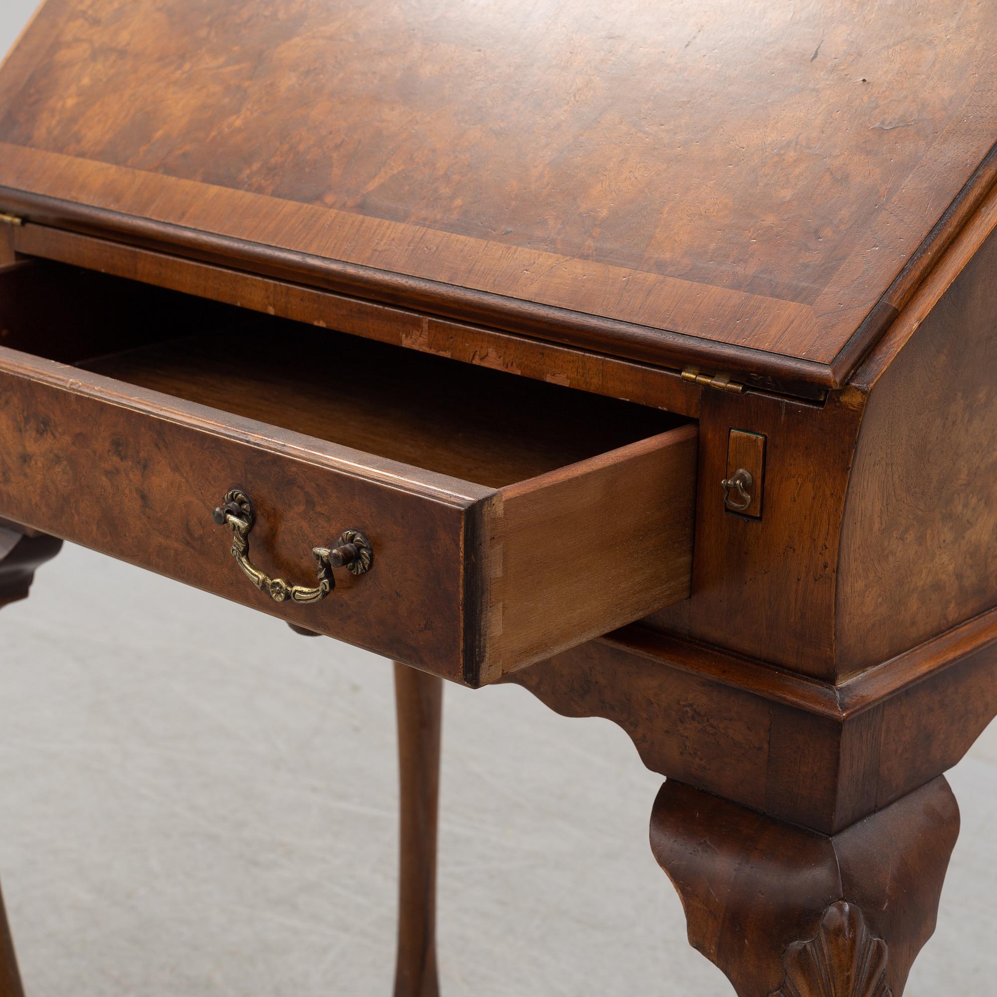 SECRETAIRE, Queen Anne-style, England, 20th century.