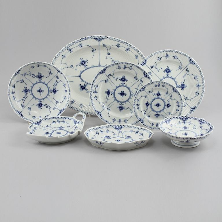 SERVISDELAR, 29 delar, porslin, "Musselmalet", Royal Copenhagen, Danmark, 1900-talets andra hälft.