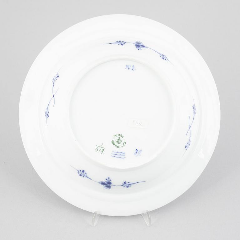 A 'Blue Fluted Half Lace' porcelain tureen / ragout dish with cover, Royal Copenhagen, 1898-1923.