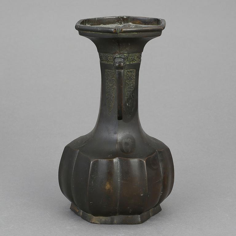 VAS, brons. Kina, omkring 1900.