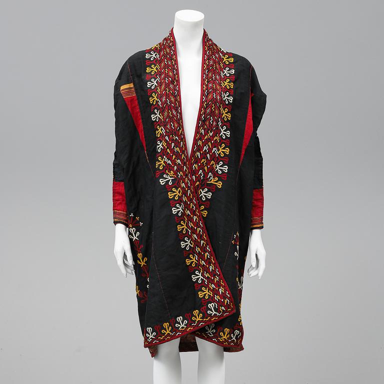 A WOMAN'S MANTLE (Chyrpy), silk, height 104,5 cm, Tekke, Turkmenistan, beginning of the 20th century.