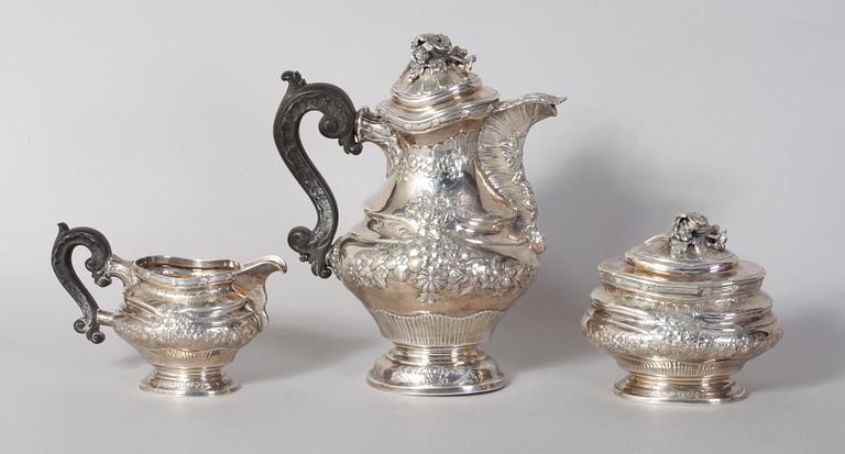 KAFFESERVIS, 3 delar. Sterlingsilver. Rokokostil.