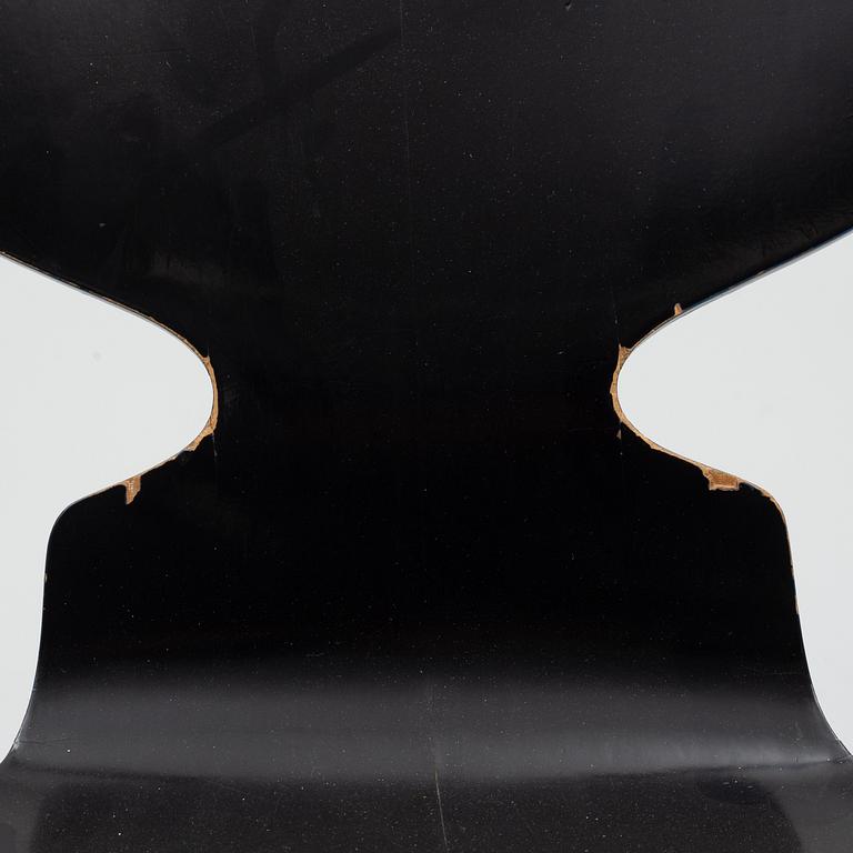 Arne Jacobsen, stolar, ett par, "Myran", Fritz Hansen, Danmark, 1973.