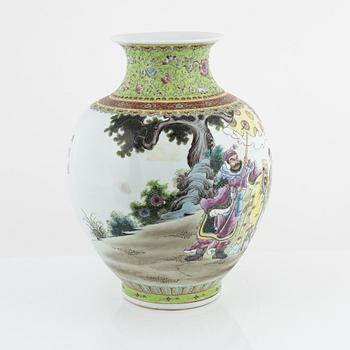 A Chinese porcelain vase from the 21th century.