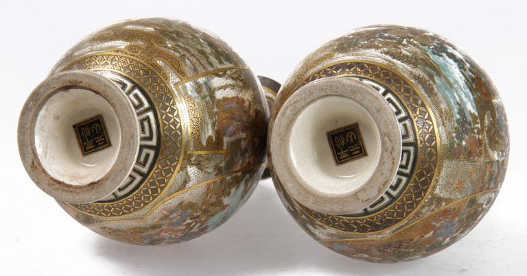 VASER, ett par, flintgods, satsuma, Japan, 1800/1900-tal.