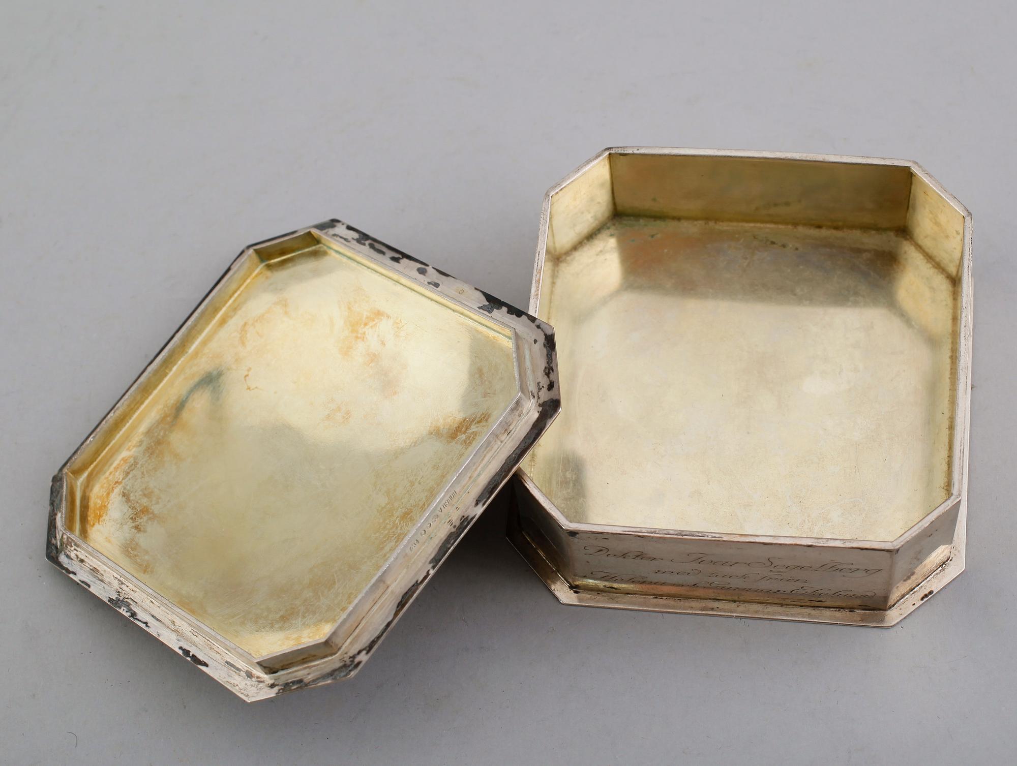LOCKDOSA, silver, Borgila, Stockholm 1921. Vikt ca 270 gram.