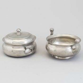 GRÖTSKÅL OCH KALLSKÅL, tenn, 1800-tal.