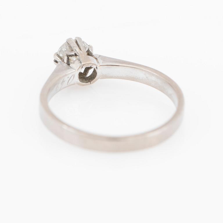 Ring, 18K vitguld med briljantslipad diamant.