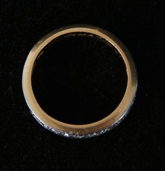 RING, sk halvalliansring. 18K vg och guld.