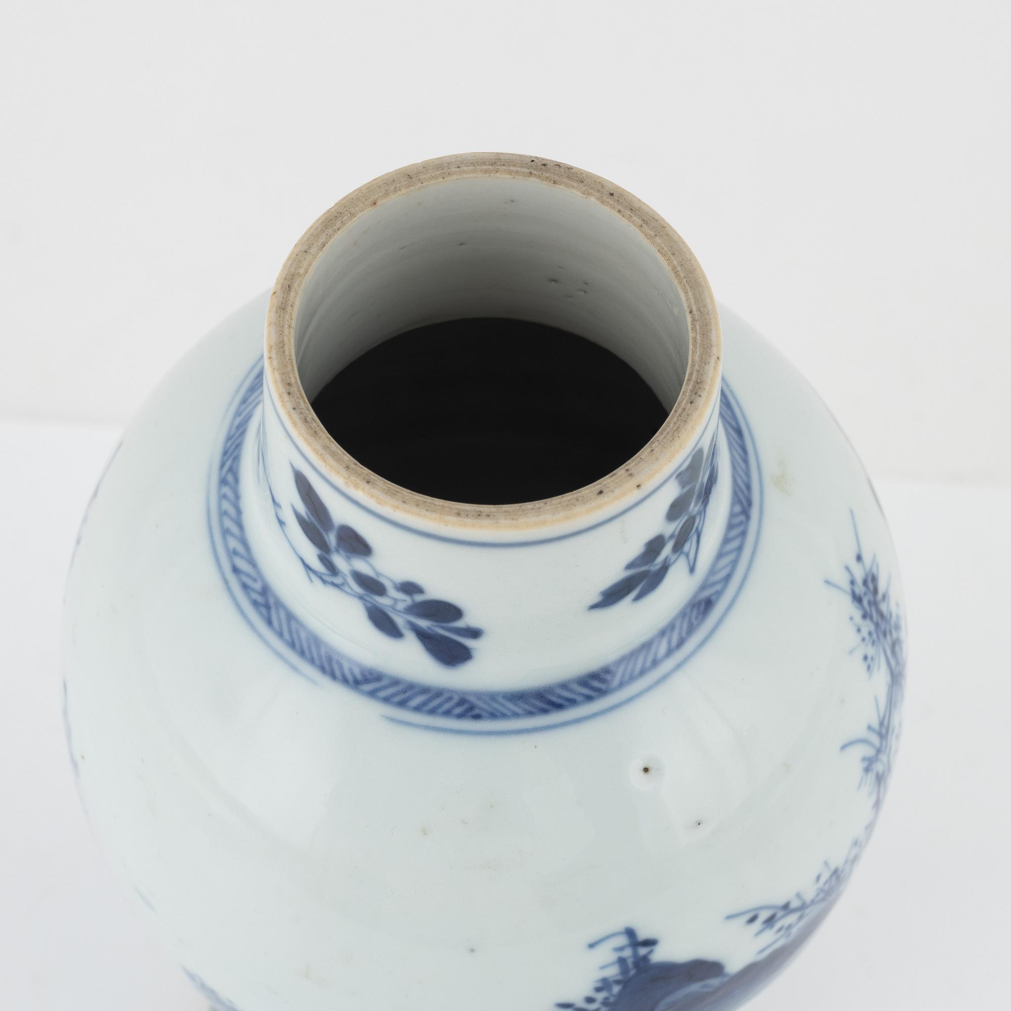 A blue and white vase, Qing dynasty, early 18th Century.
