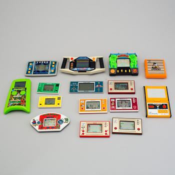 A lot of 15 Game & Watch and other handheld games, 1980/90s.