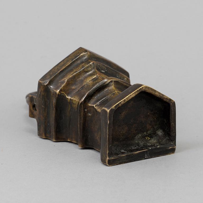 AN 18TH CENTURY BRONZE HOLY WATER CONTAINER.