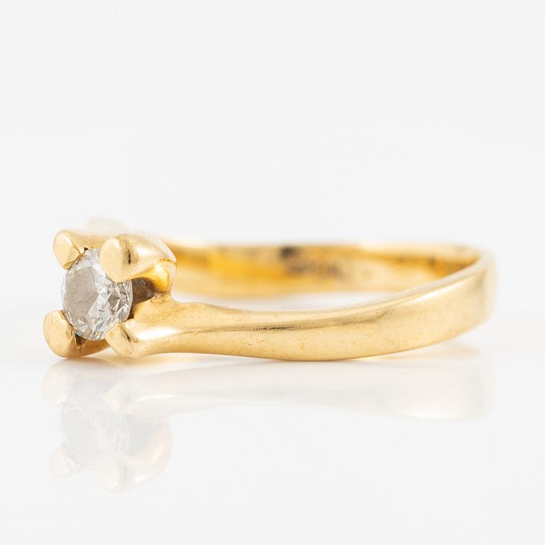 Ring, 18K guld med briljantslipad diamant.