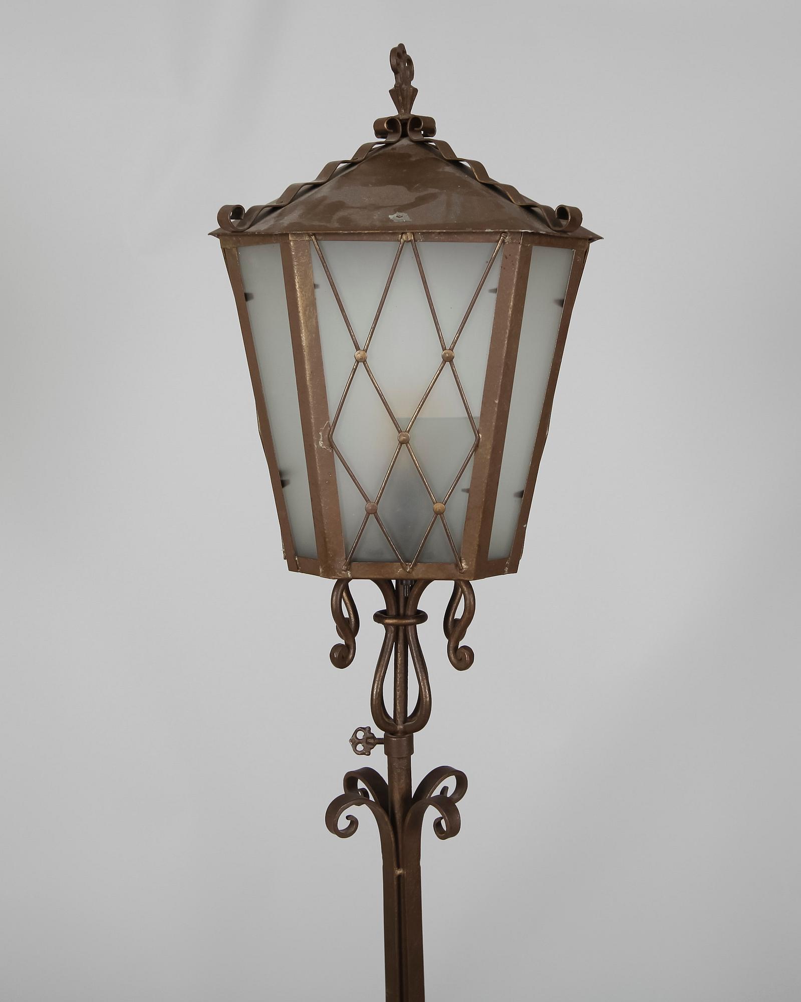 GOLVLAMPA, 1900-talets första hälft.