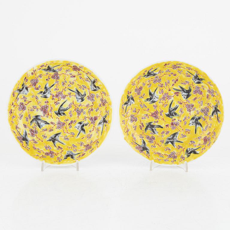 A pair of Chinese porcelain dishes, first half of the 20th century.