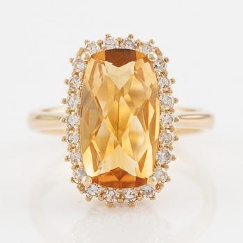 Ring in 18K gold with a faceted citrine and round brilliant-cut diamonds.