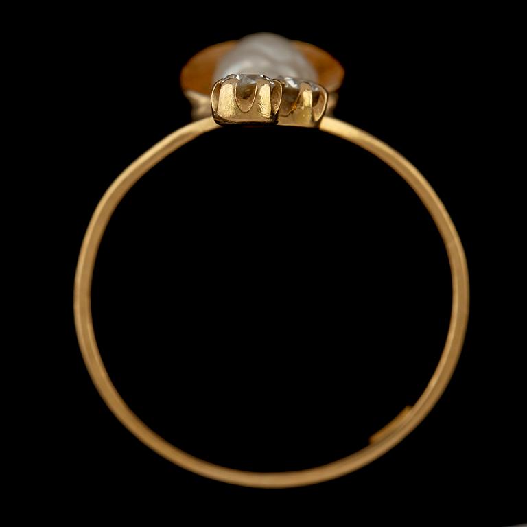 RING, 18k guld med 2 briljantslipade diamanter tot ca 0.14 ct samt odlad sötvattenspärla. Vikt 2 g.