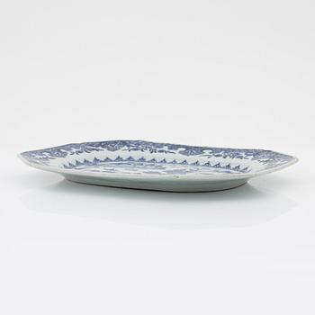 A blue and white serving dish, Qing dyanasty, Qianlong (1736-95).