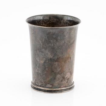 Borgila, bägare, sterlingsilver, 1943, samt kanna, glas och silver, W.N.G.N, London, 1894.