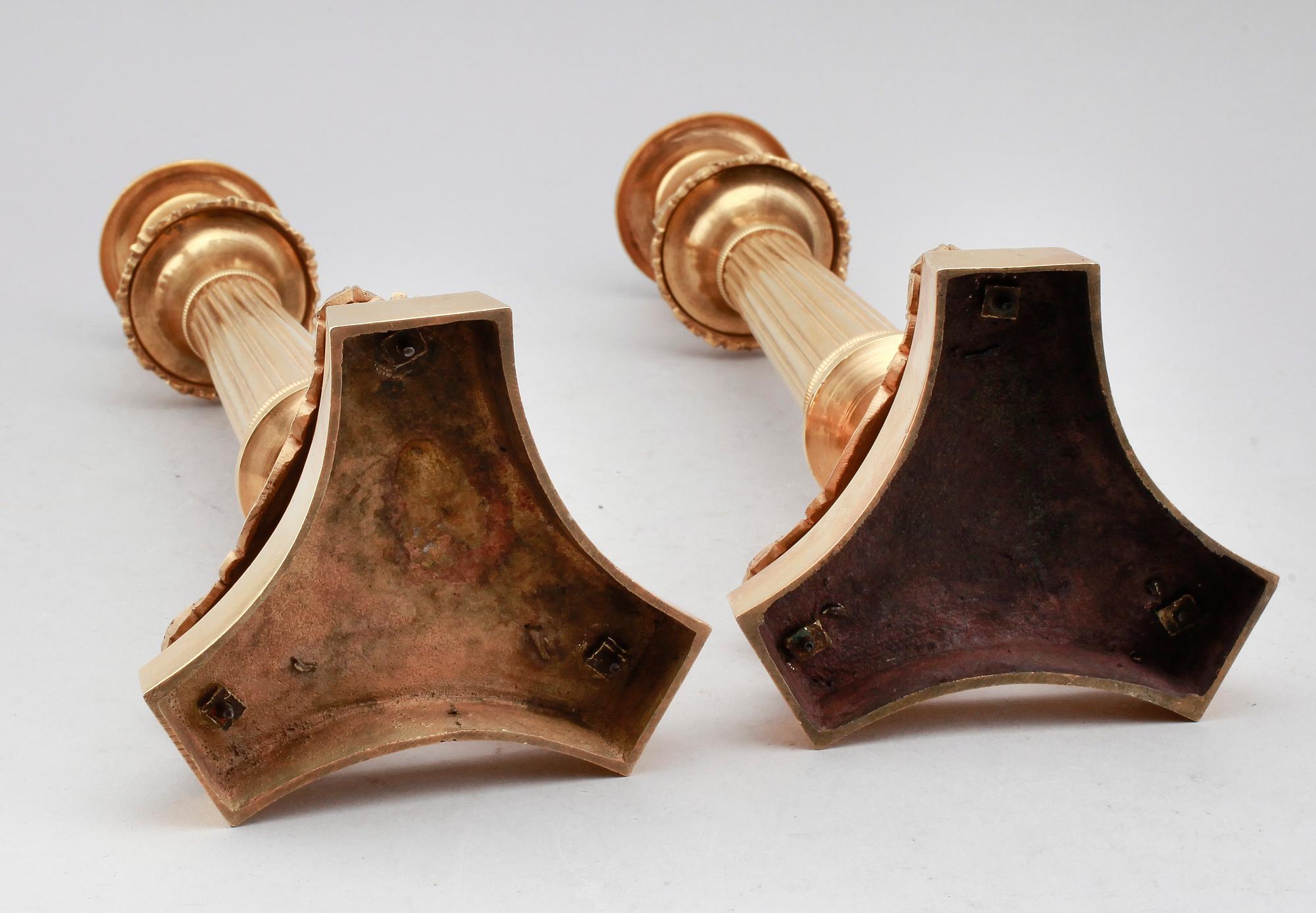 LJUSSTAKAR, 1 par. förgylld brons, senempire, 1800-talets första hälft.