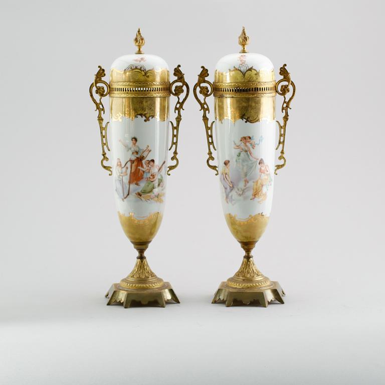 LOCKURNOR, 1 par, porslin och mässing, sannolikt Frankrike, omkring år 1900.