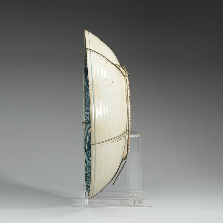 A large blue and white charger, Ming dynasty, Wanli (1572-1620). Swatow.