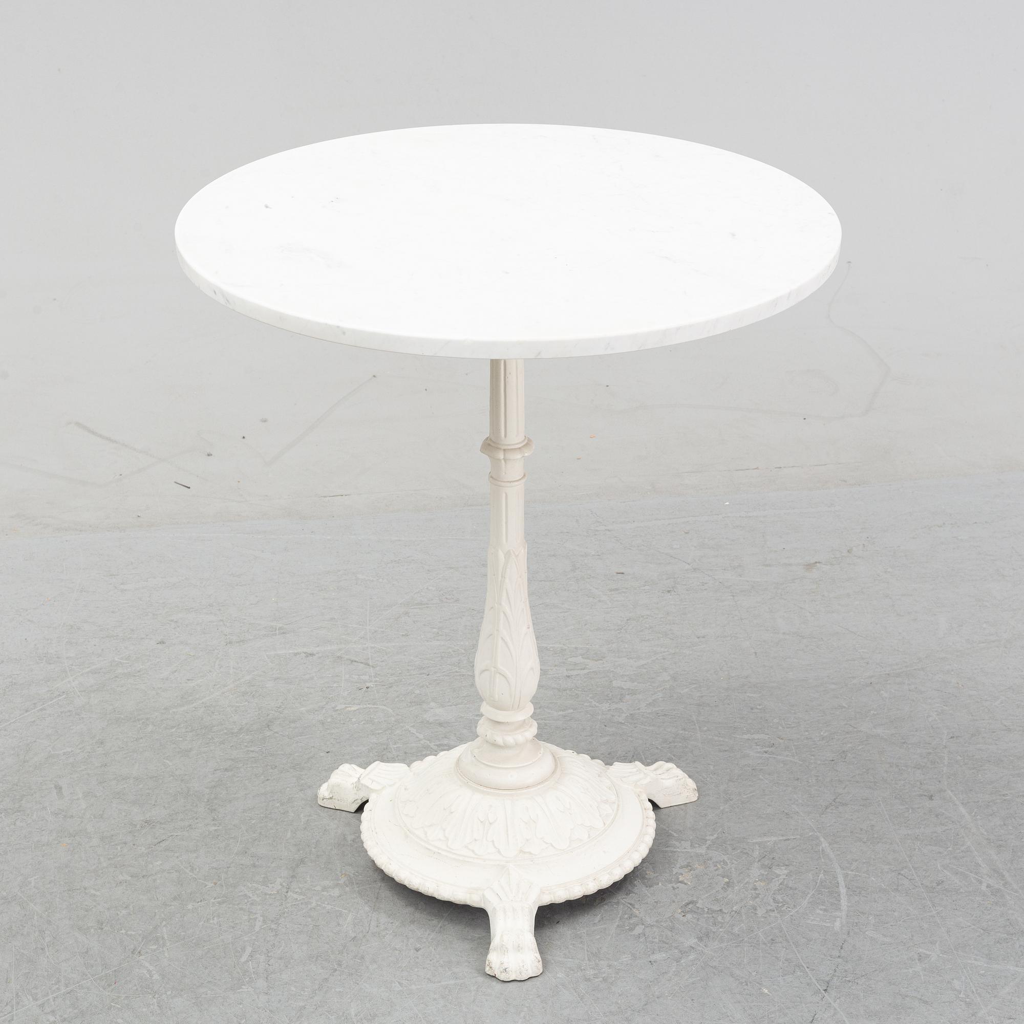 A model 'Classic Café' aluminum garden table from Byarum, 21st Century.