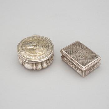 Two Swedish 19th Century silver boxes, one brobably made by Johan Lorenz Starin (master 1727-1762). Weight ca 164 g.