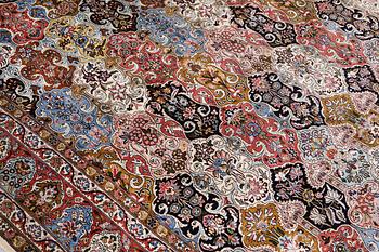 Matta, silke, Kashmir, ca 357 x 274 cm.