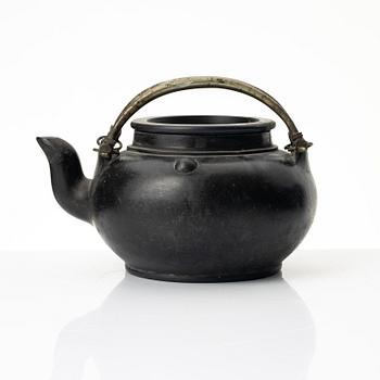 A dark yixing teapot, late Qing dynasty / early 20th century.