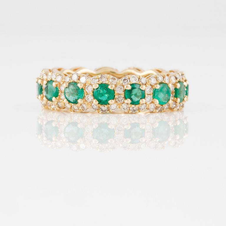 RING, 18K guld med briljantslipade diamanter ca 0.90 ct samt fasettslipade smaragder ca 1.70 ct. Vikt 3,2 gram.