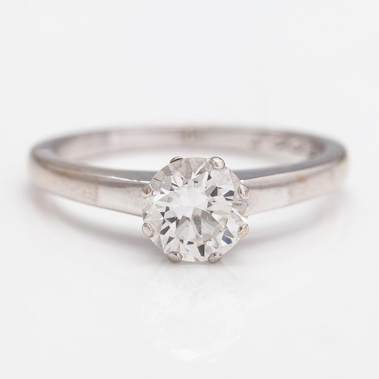 Sormus, 18K valkokultaa ja timantti n. 1.01 ct todistuksen mukaan.